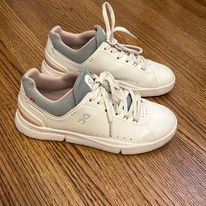 On Cloud white shoes 7.5 - gently used!